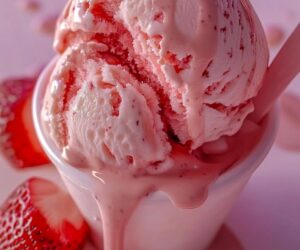 Strawberry Cream Delight: The Ultimate Easy Recipe