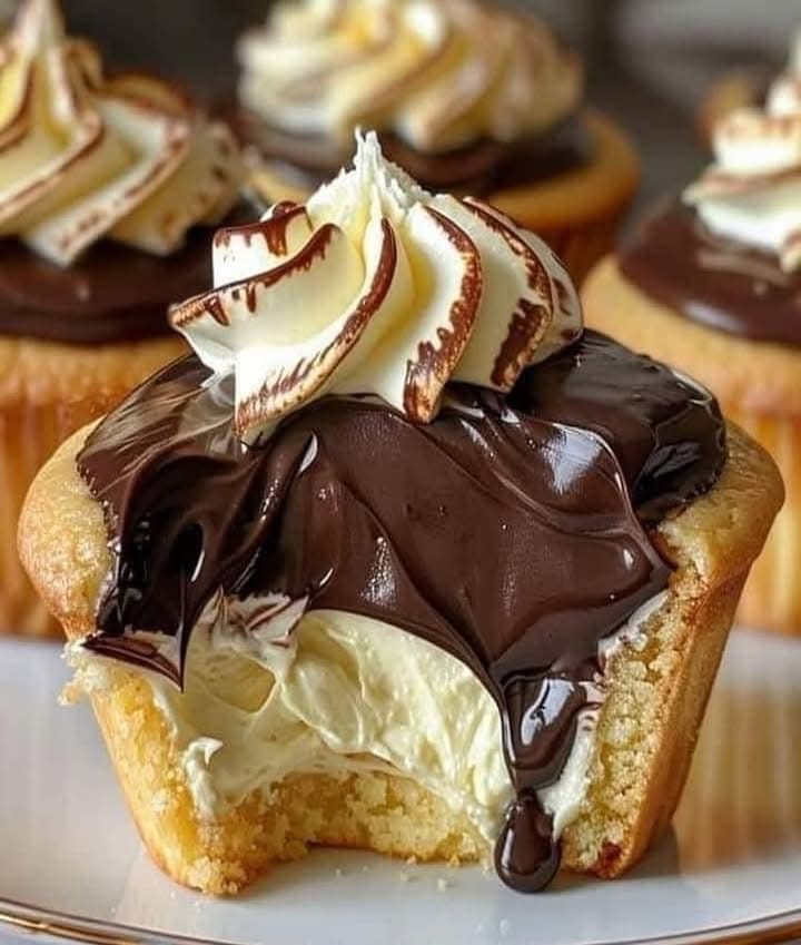 Boston Cream Cupcakes: A Classic Treat for Every Occasion 2 boston cream cupcakes Elite Cooking Recipes